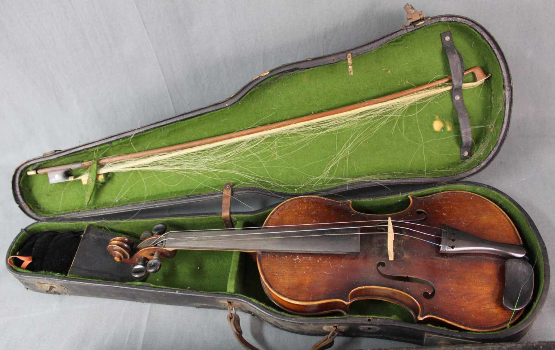 2 Violinen ( 3/4 Geigen). Jeweils in Kasten und Bogen. 2 violins (3/4 violins). Each in box and with - Image 9 of 11