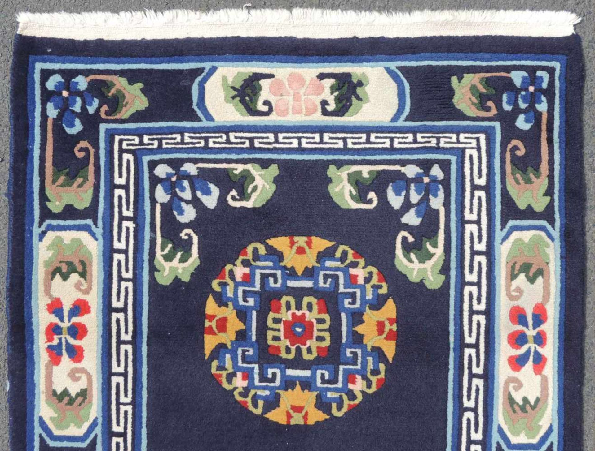 Tibet Khaden Teppich. Alt, um 1940. 170 cm x 93 cm. Handgeknüpft. Wolle auf Baumwolle. Mit - Image 4 of 5