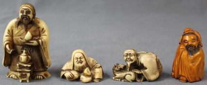 4 Netsuke. Götter? Geschnitzt. Japan, wohl Meiji - Zeit 1869 - 1912. Bis 75 mm hoch. 4 Netsuke.