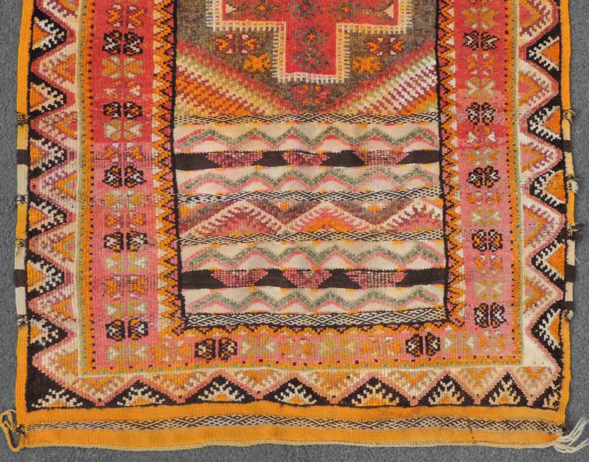 Atlas Teppich. Marokko. Alt, Mitte 20. Jahrhundert. 185 cm x 103 cm. Handgeknüpft und handgewebt. - Bild 2 aus 8