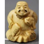 Netsuke. Gott mit Ratte und Krug . Elfenbein? Geschnitzt. Japan, wohl Meiji - Zeit 1869 - 1912. 36