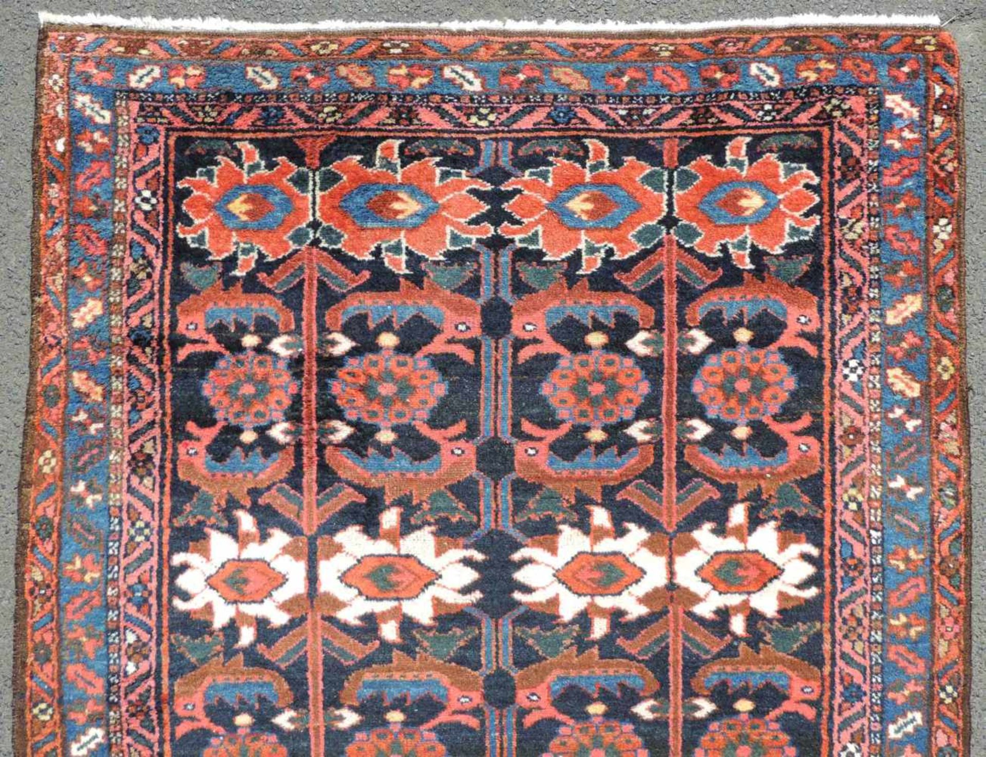 Bachtiar Perserteppich, Galerie. Iran. Alt, um 1920. 400 cm x 107 cm. Orientteppich, handgeknüpft. - Bild 5 aus 6