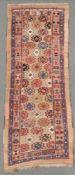 Shah Savan Perserteppich. Kaukasus. Antik, um 1850. 355 cm x 108 cm. Handgeknüpft. Kamelhaar und