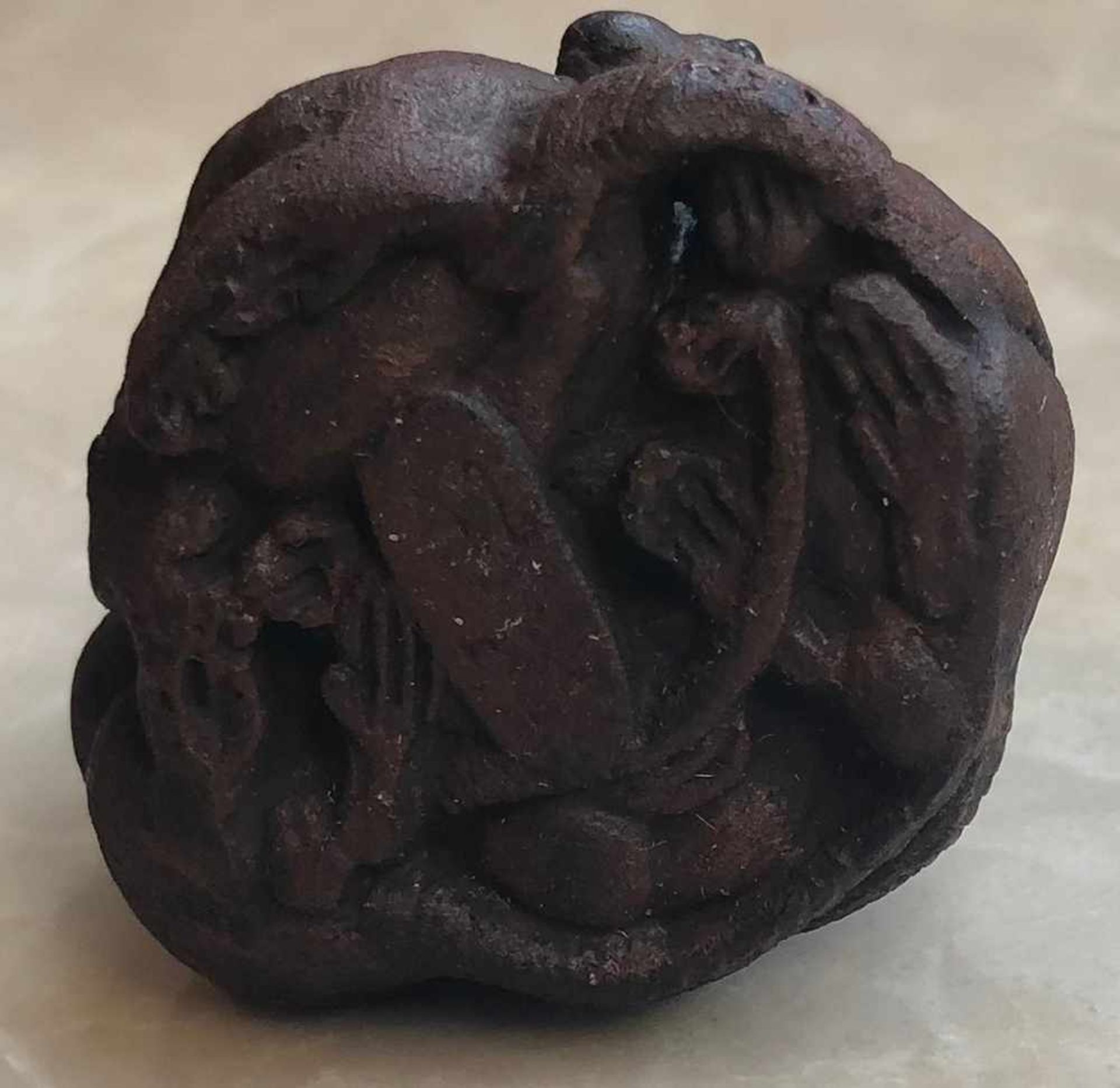 Netsuke. Keramik. Japan, wohl Meiji - Zeit 1869 - 1912. Bis 35 mm breit. Knäuel von 5 Ratten. - Image 4 of 5