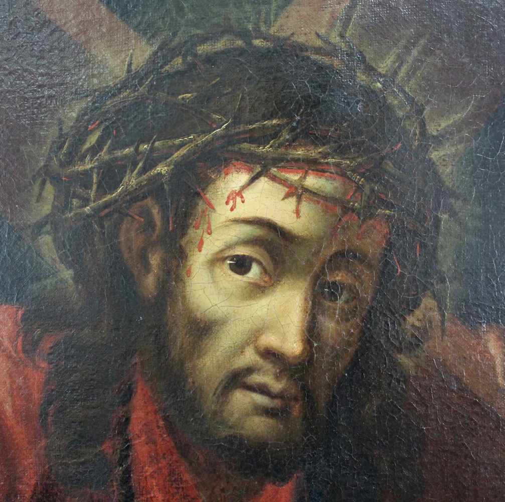 UNSIGNIERT (XVIII). Jesus mit Dornenkrone und dem Kreuz. 67 cm x 50 cm. Gemälde. Öl auf Leinwand auf - Image 3 of 5