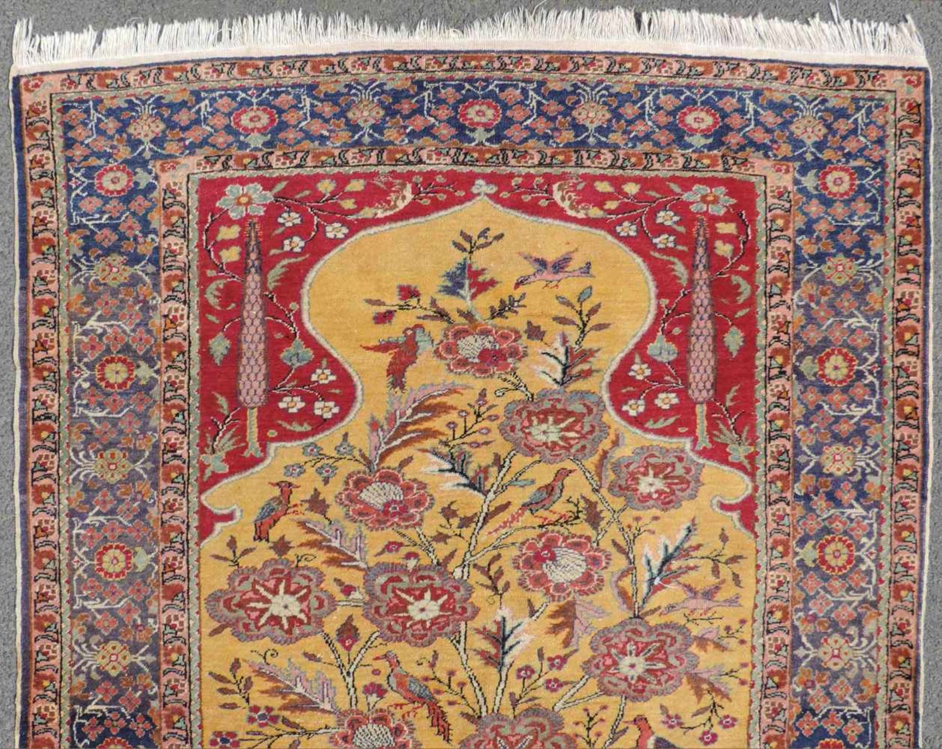 Kayseri Gebetsteppich. Zentral Anatolien. Türkei. Alt, um 1920. 176 cm x 121 cm. Handgeknüpft. Wolle - Image 2 of 5