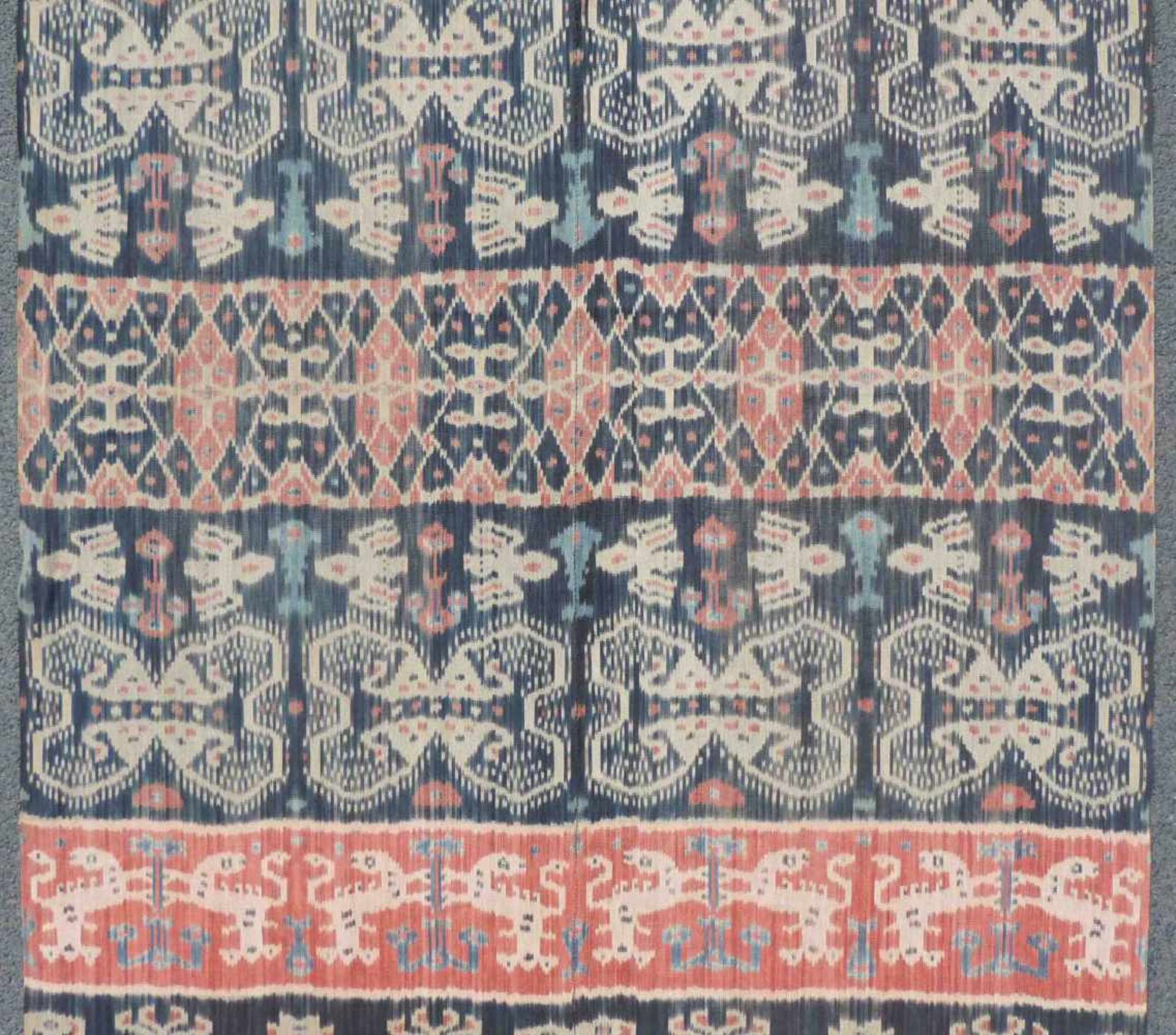 Sumba Ikat. Indonesien. Wohl alt. 242 cm x 112 cm. Handgewebt und in Ikattechnik eingefärbt. - Image 3 of 5