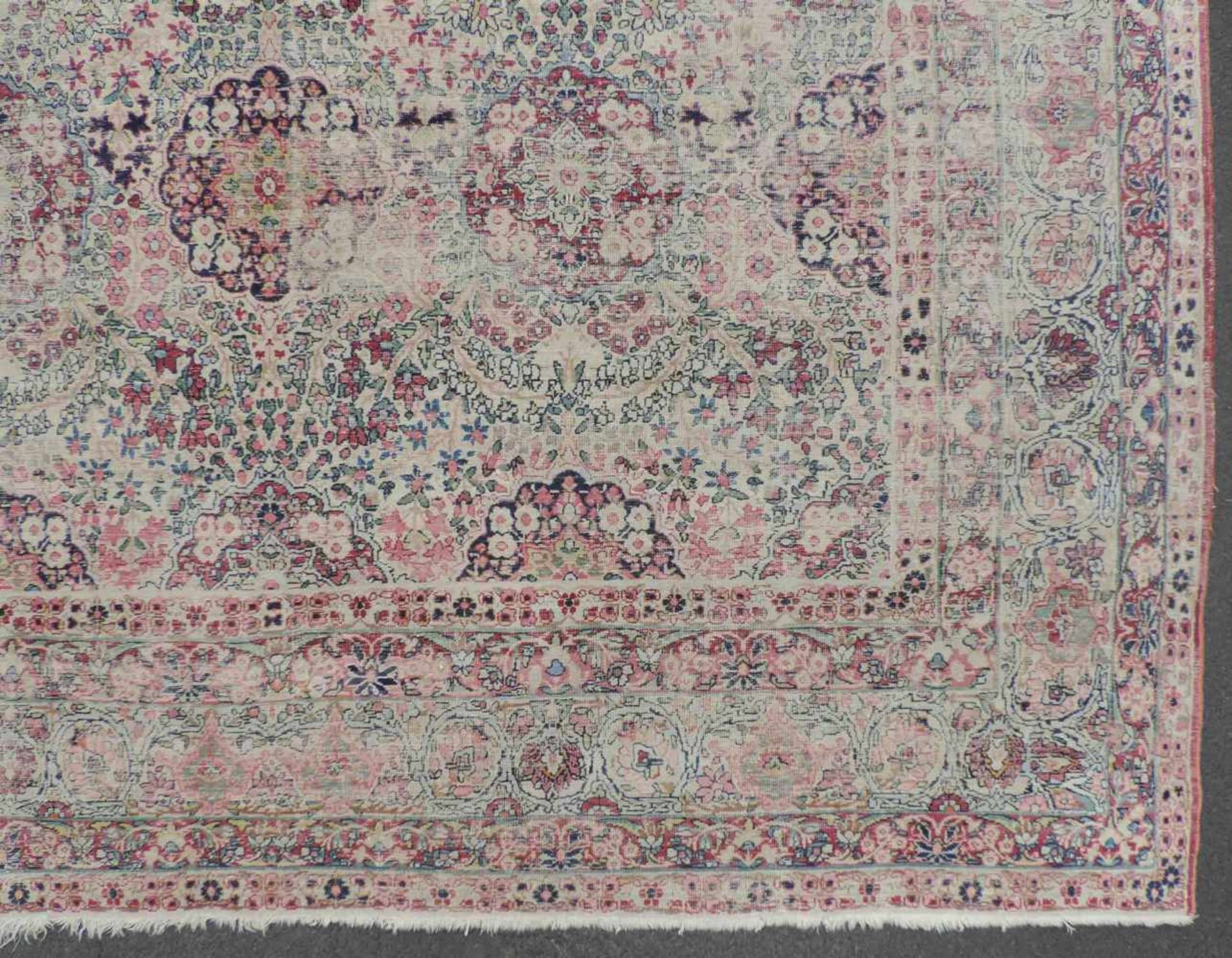 Kirman Laver Perserteppich. Iran. Antik, spätes 19. Jahrhundert. 329 cm x 275 cm. Handgeknüpft. - Bild 3 aus 8