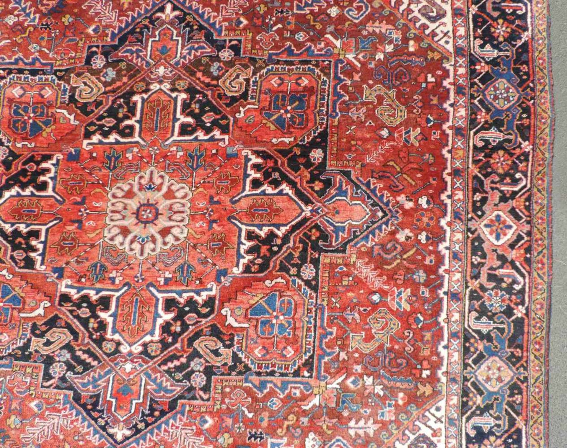 Heris Perserteppich. Iran. Alt, um 1950. 404 cm x 295 cm. Orientteppich. Handgeknüpft. Wolle auf - Bild 10 aus 12