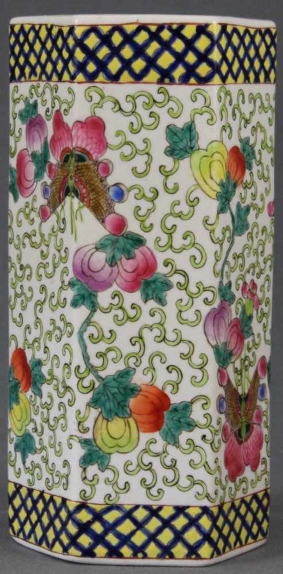 Vase. Wohl China alt. Boden mit 6 Zeichen - Marke. 29 cm hoch. Porzellan. Dekor: Schmetterlinge.