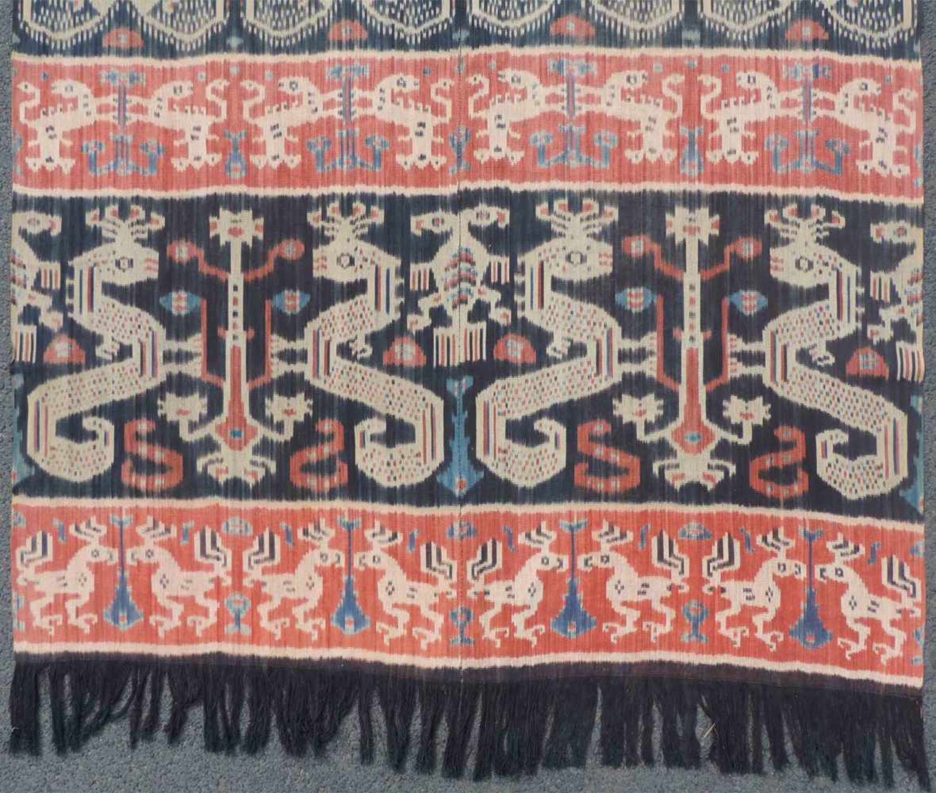 Sumba Ikat. Indonesien. Wohl alt. 242 cm x 112 cm. Handgewebt und in Ikattechnik eingefärbt. - Bild 2 aus 5