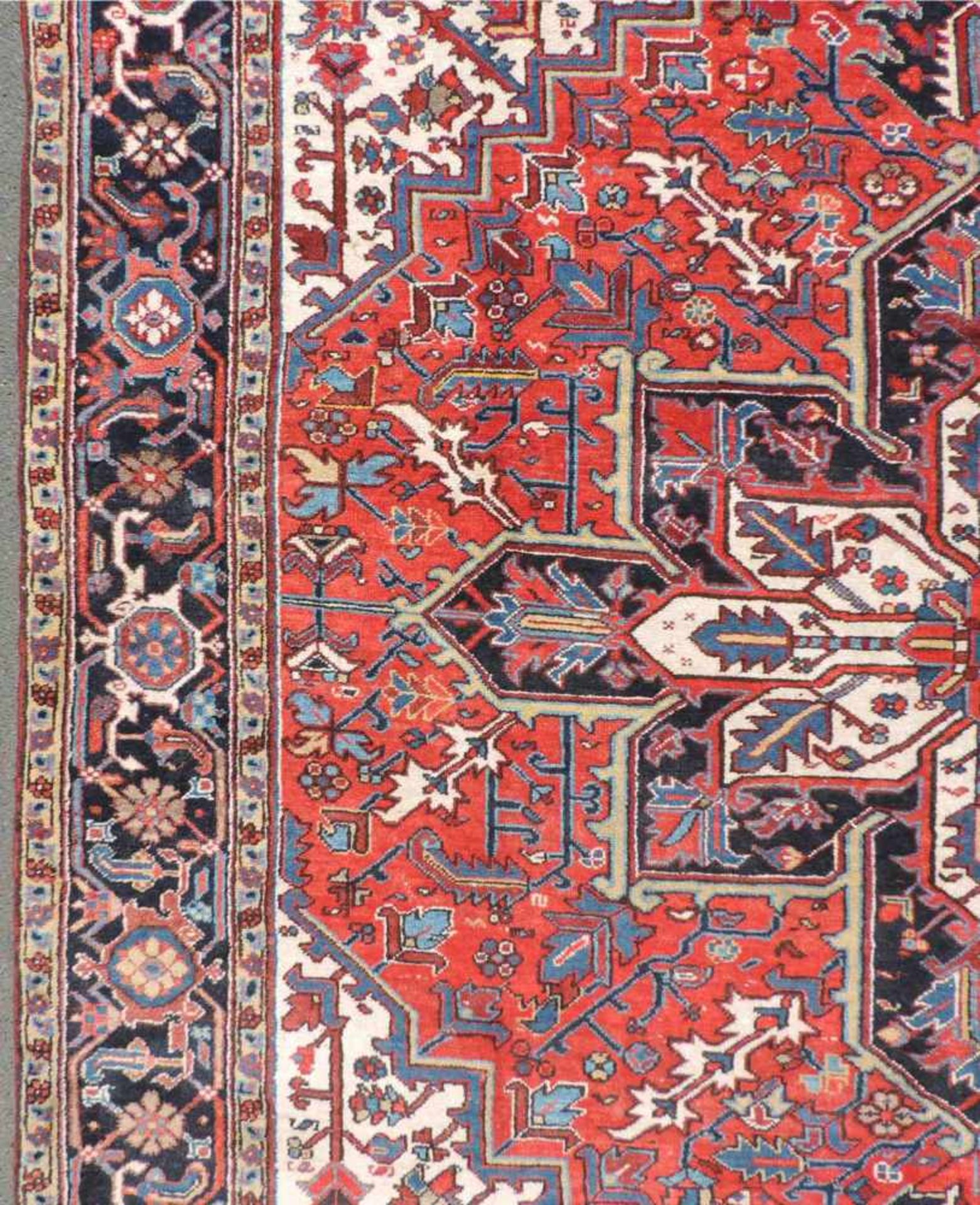 Heris Perserteppich. Iran. Mitte 20. Jahrhundert. 350 cm x 256 cm. Orientteppich, handgeknüpft. - Bild 5 aus 10
