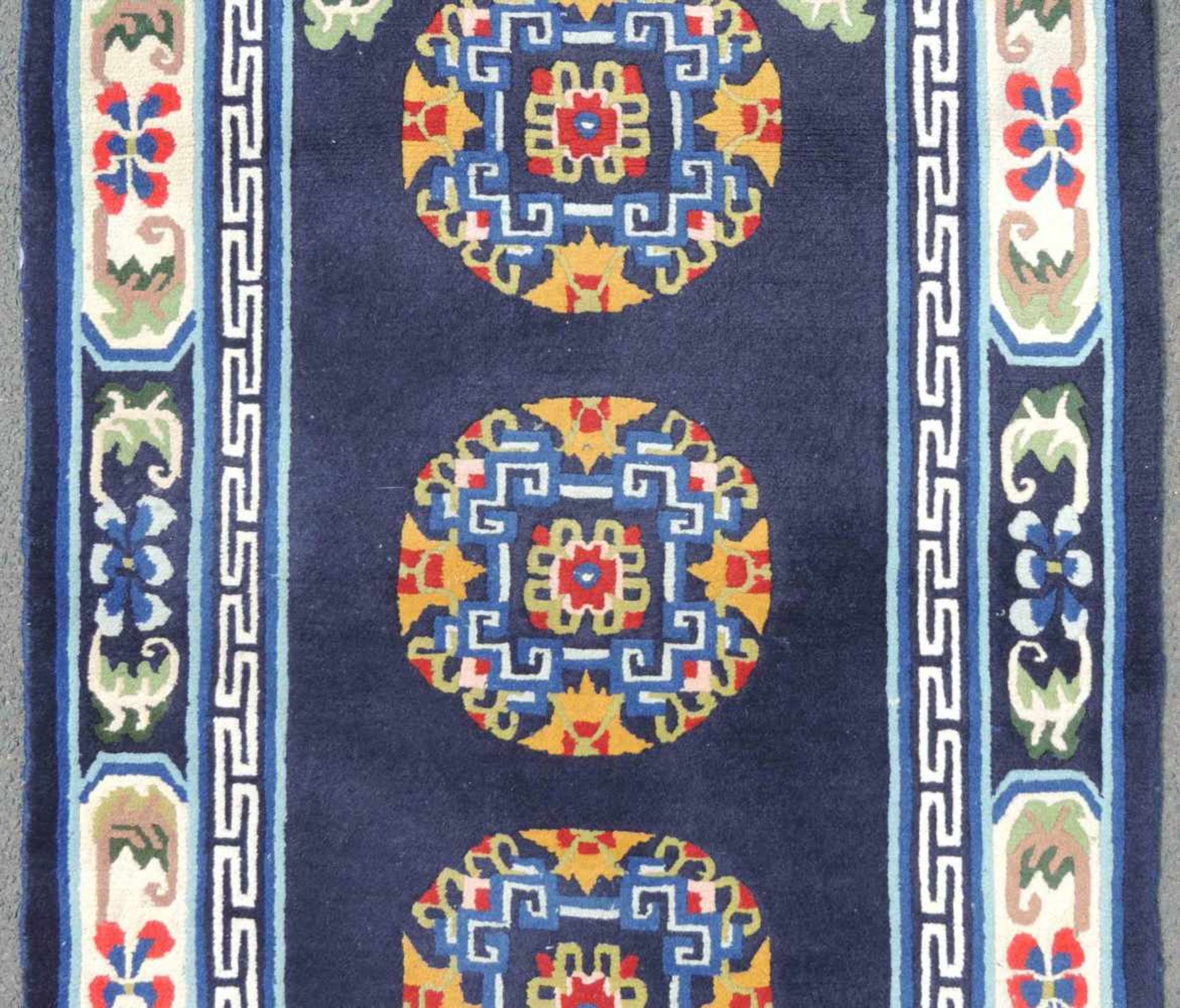 Tibet Khaden Teppich. Alt, um 1940. 170 cm x 93 cm. Handgeknüpft. Wolle auf Baumwolle. Mit - Bild 3 aus 5