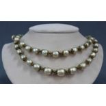 Perlen Collier. Doppelreihig. Wohl alte Perlen. Barockschmuck? Circa 50 cm lang. Pearl necklace.