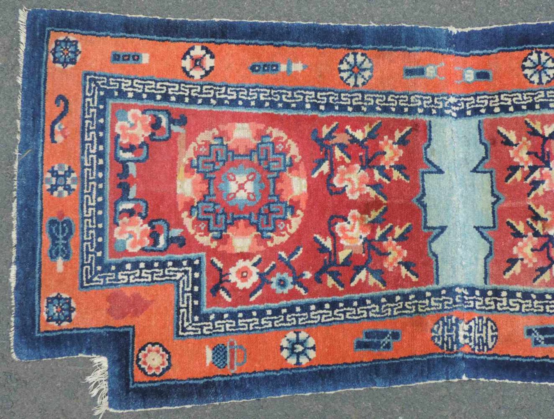 Bantou Sattelteppich. China. Antik, um 1900. 140 cm x 62 cm. Handgeknüpft in 2 Teilen und - Image 2 of 5