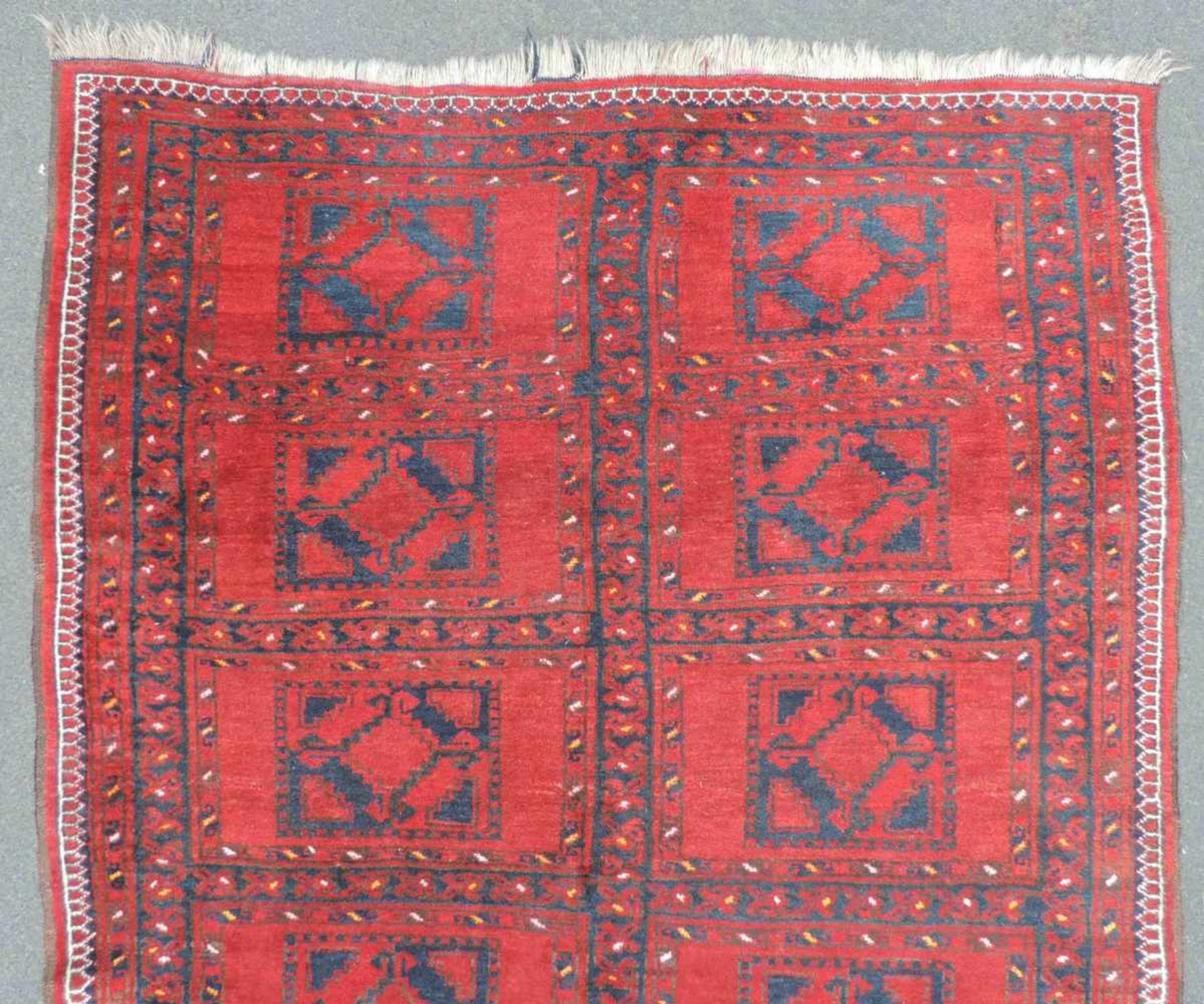 Ersari Hauptteppich. Turkmenistan. Alt, frühes 20. Jahrhundert. 222 cm x 144 cm. Handgeknüpft. Wolle - Image 4 of 5