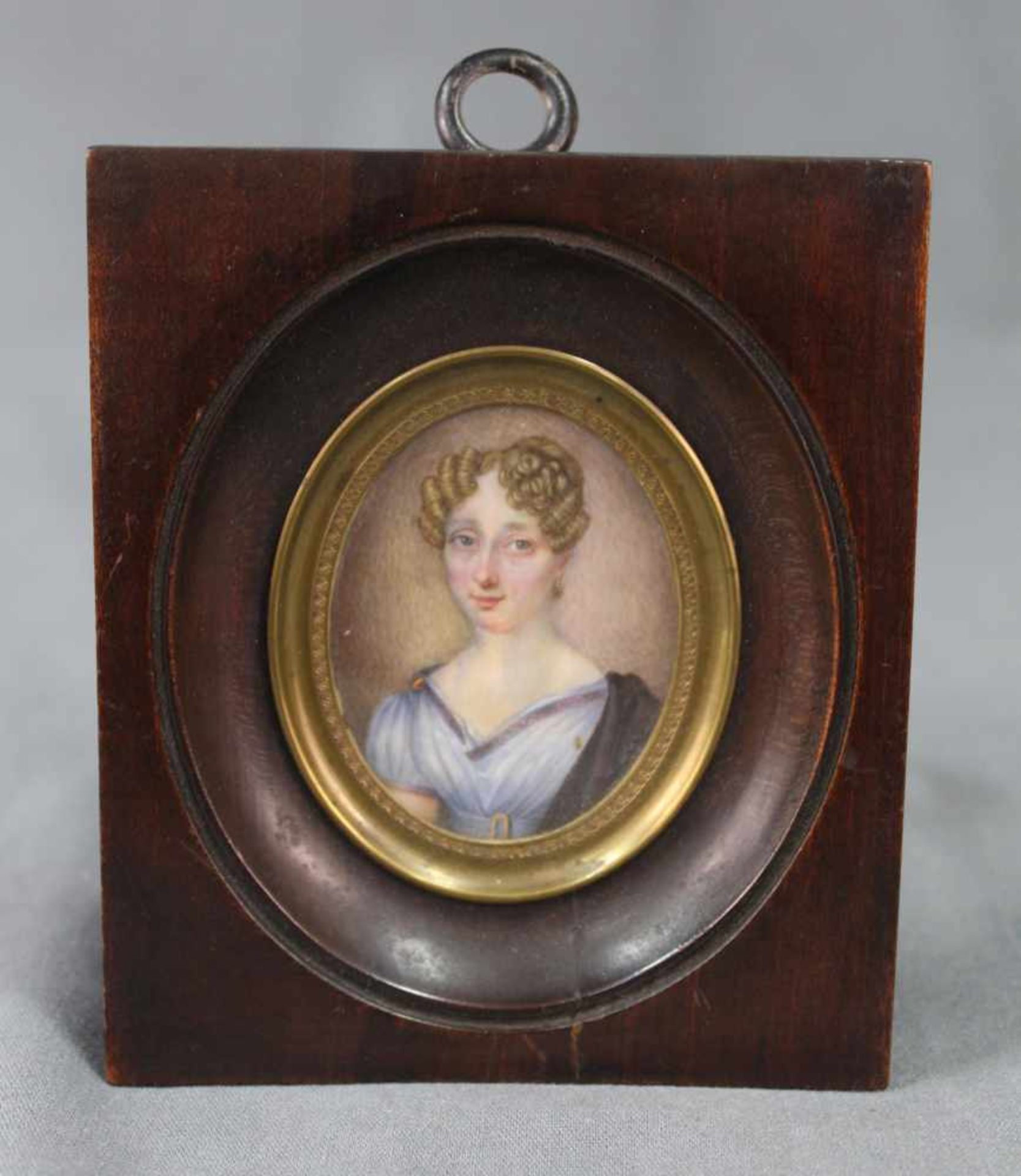 BONHOMME (XIX). Miniatur einer Dame 1825. 57 mm x 45 mm im Ausschnitt. Gemälde. Wohl Öl. Verso