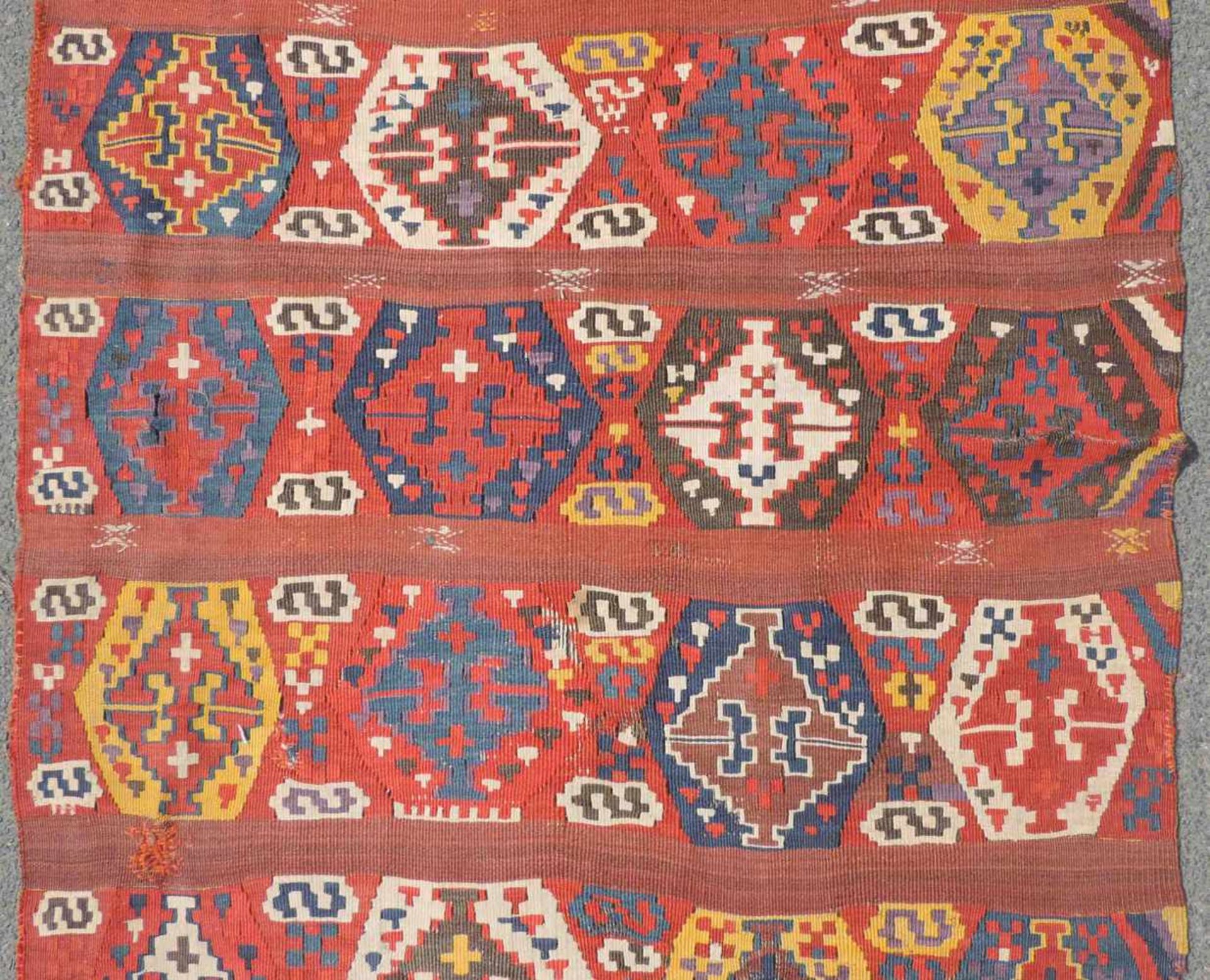 Sivas Kelim Bahn. Stammesteppich. Ost Anatolien. Antik, 19. Jahrhundert. 420 cm x 110 cm. - Image 5 of 9