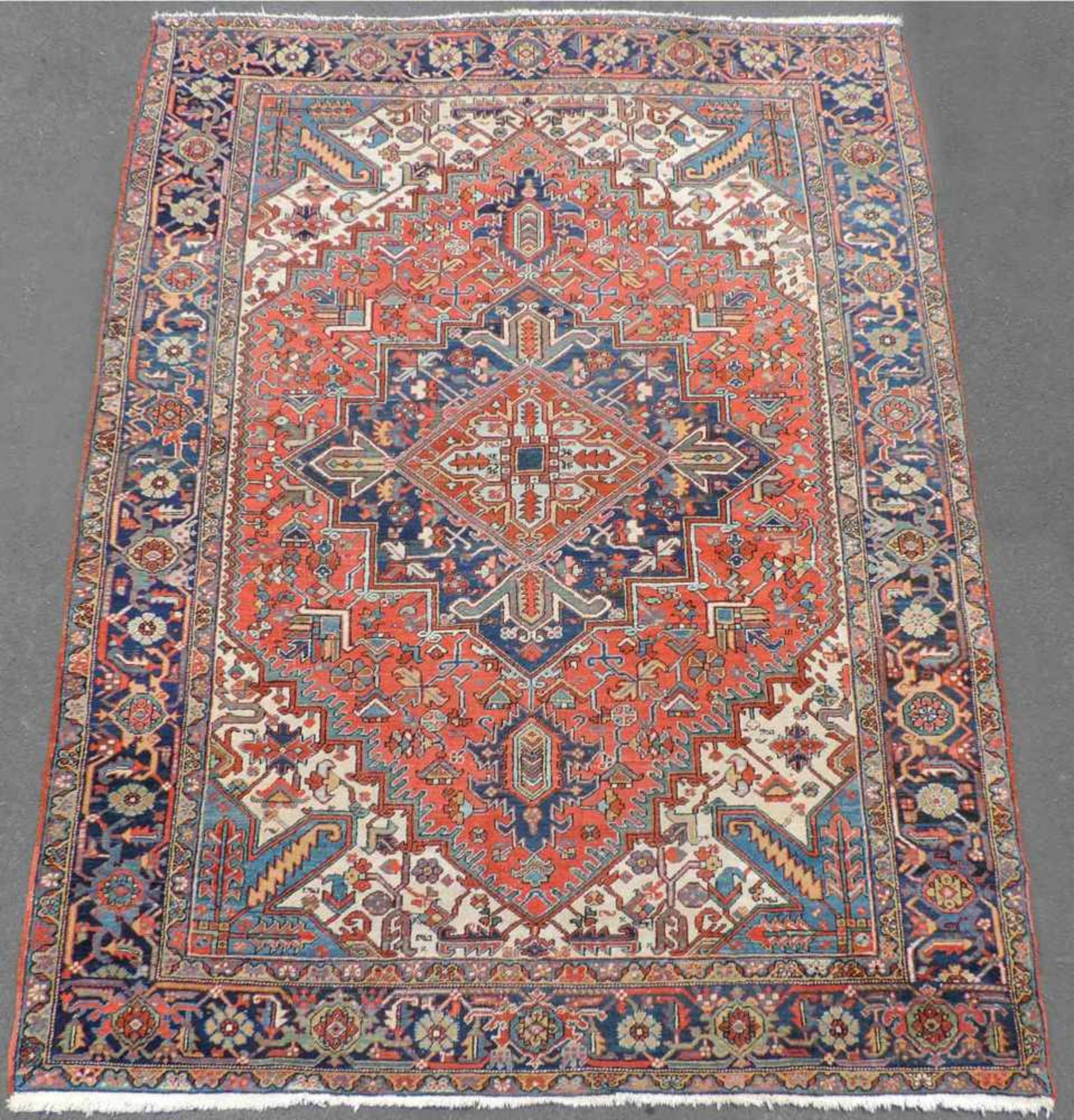 Heris Perserteppich. Iran. Alt, um 1920 - 1930. 316 cm x 222 cm. Handgeknüpft. Wolle auf