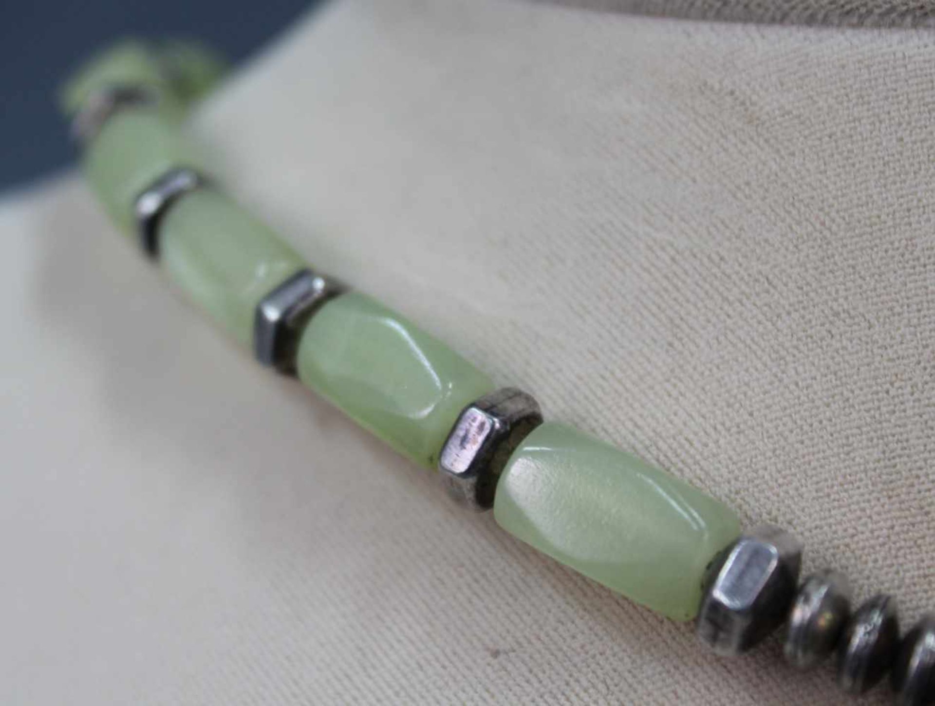 Collier. Hauptstein wohl Jade. Bandsteine wohl Prasiolith. Silber 925. 47 cm lang. Wohl China - Image 4 of 6