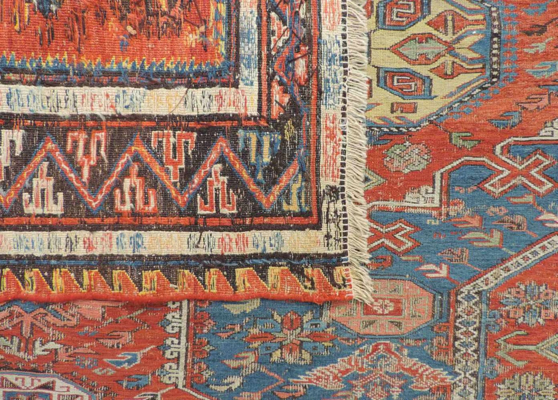 Sumak Kelim. Teppich, Kaukasus, antik um 1870. 260 cm x 220 cm. Handgewebt. Wolle auf Wolle. - Image 8 of 9