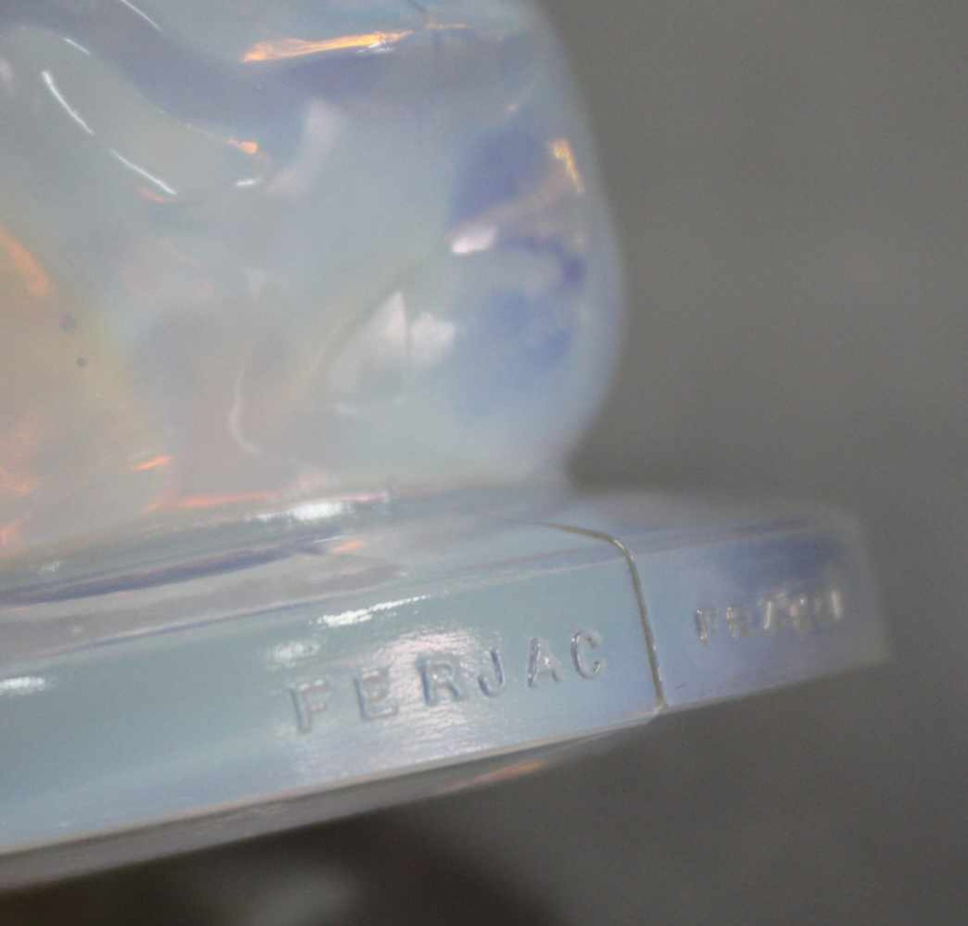 Ferjac France, Opalglas, "Spatz". 9 cm hoch. Signatur. Zustand siehe Fotos. Ferjac France, opal - Image 2 of 10