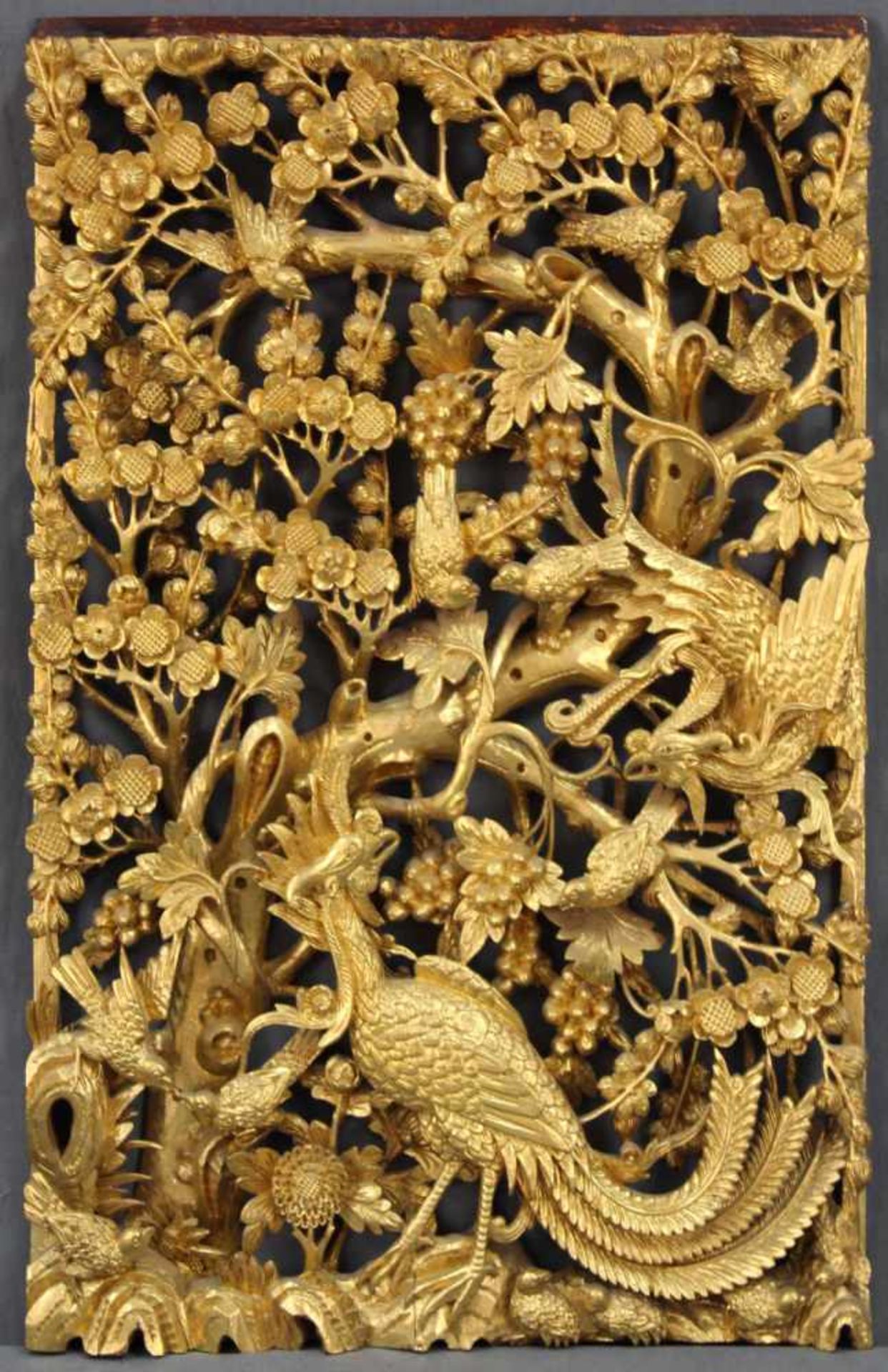 Holzpaneel. Geschnitzt. Goldfarben. Vogeldekor. China alt. 64 cm x 39,5 cm. Wood panel. Carved. Gold