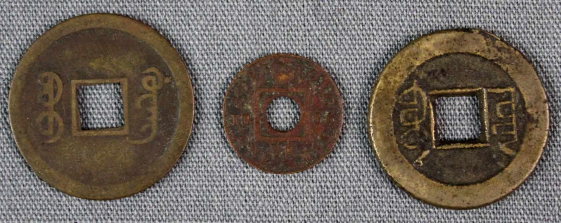 3 Münzen. Wohl Qing, China. Auch 1866 - Hong Kong - One Mil. Aus einer alten deutschen Sammlung. 3 - Bild 2 aus 3