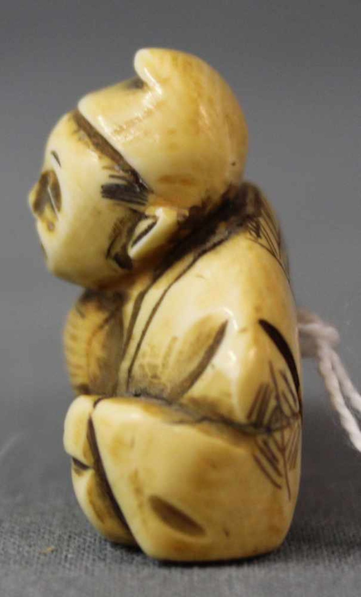 Netsuke. Elfenbein? Geschnitzt. Japan, wohl Meiji - Zeit 1869 - 1912. 52 mm lang. Netsuke. Ivory? - Image 2 of 6