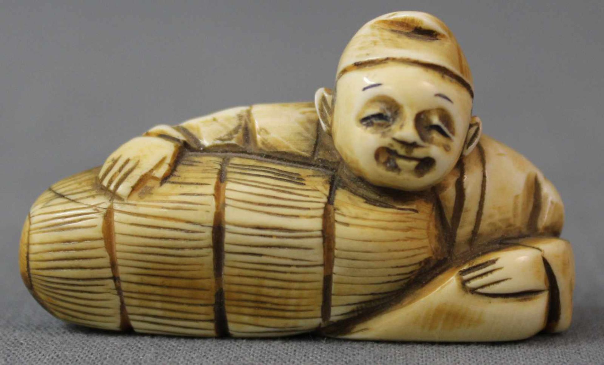 Netsuke. Elfenbein? Geschnitzt. Japan, wohl Meiji - Zeit 1869 - 1912. 52 mm lang. Netsuke. Ivory?