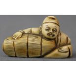 Netsuke. Elfenbein? Geschnitzt. Japan, wohl Meiji - Zeit 1869 - 1912. 52 mm lang. Netsuke. Ivory?