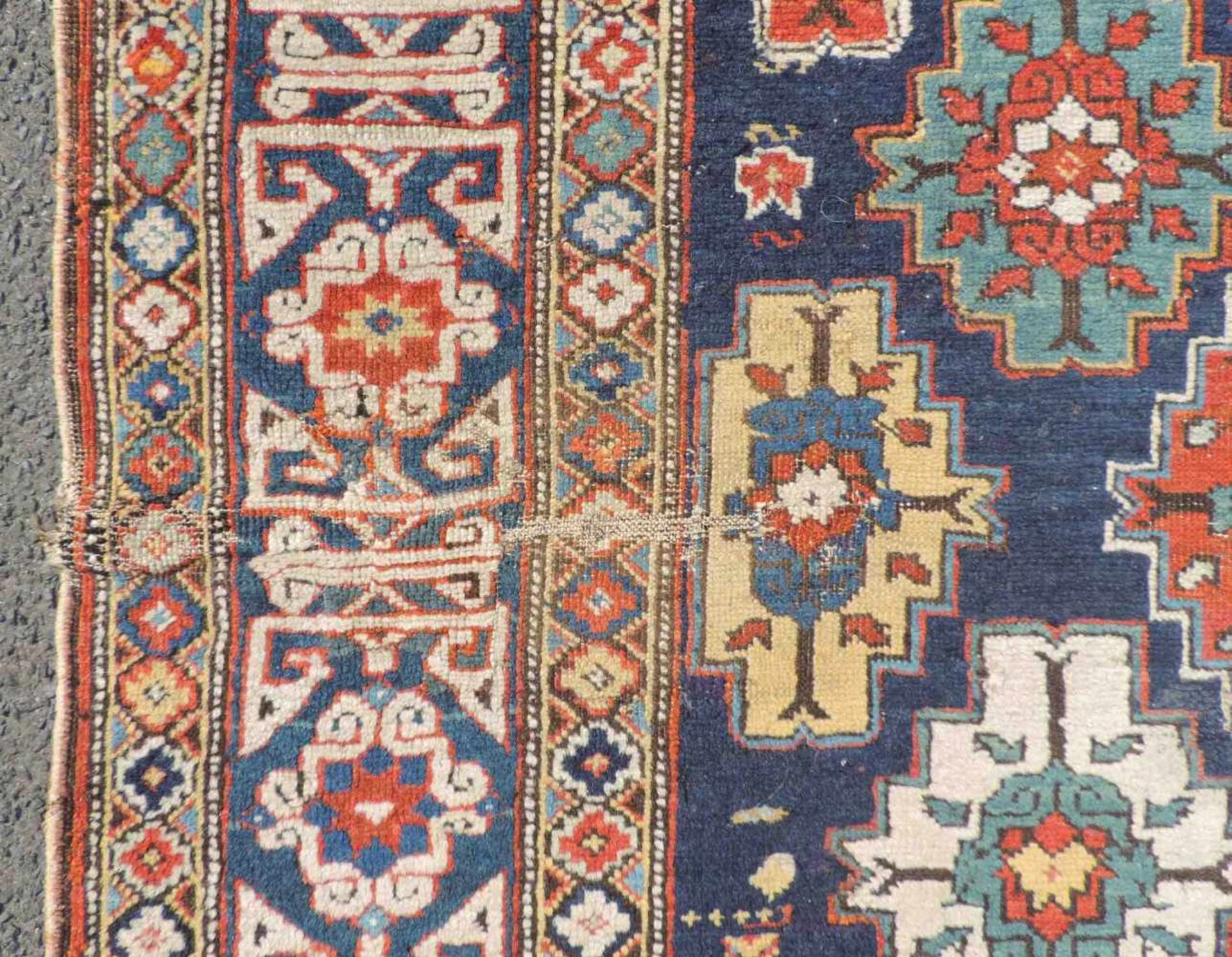 Schirwan Galerie Teppich. Kaukasus. Antik, um 1860. Feine Knüpfung. 307 cm x 106 cm. Handgeknüpft. - Bild 6 aus 9