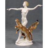 Hutschenreuther. Porzellan Figur. '' Circe '' mit 2 Leoparden. 26 cm hoch. Unterseitig gemarkt. Wohl