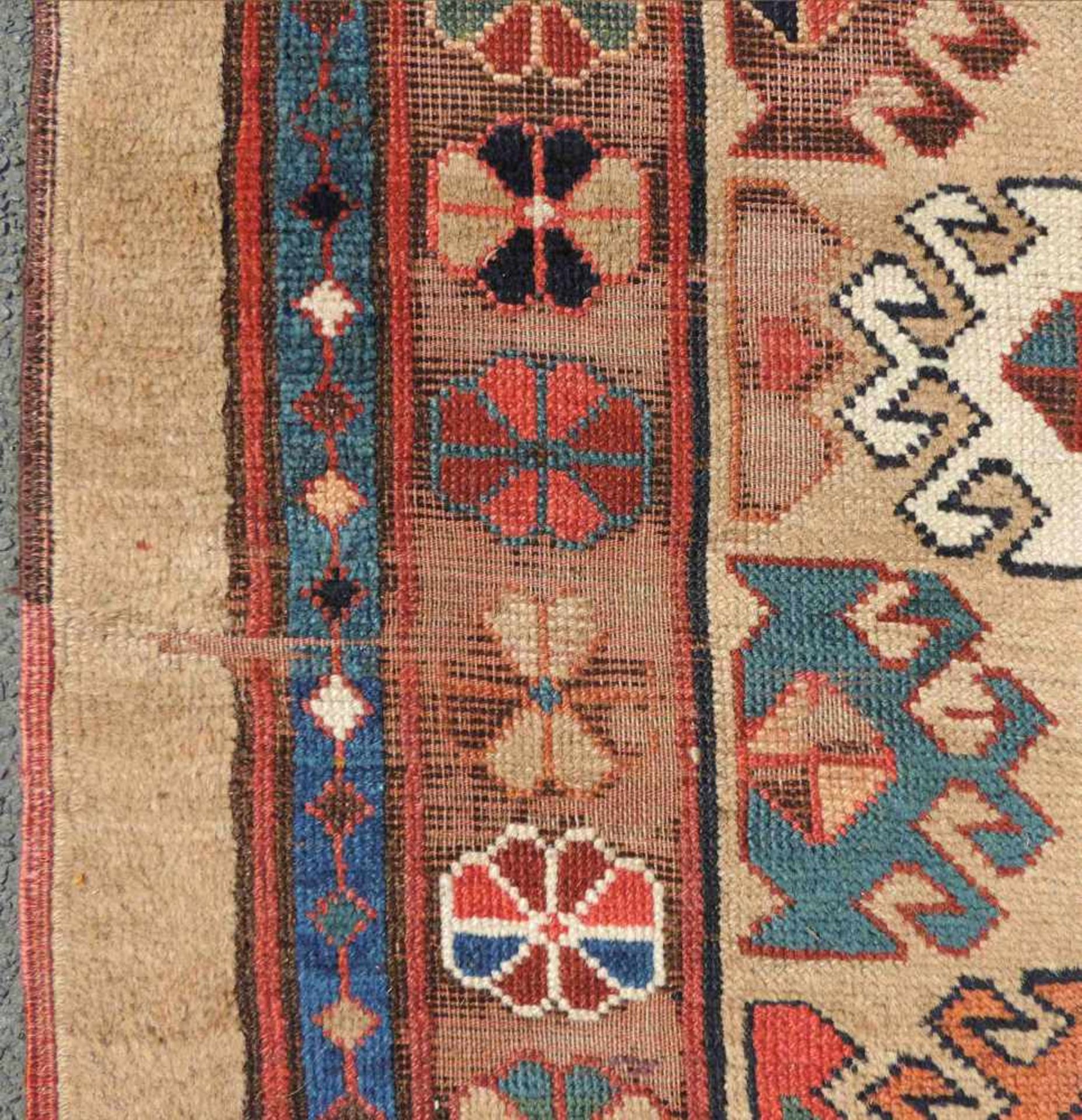 Shah Savan Perserteppich. Kaukasus. Antik, um 1850. 355 cm x 108 cm. Handgeknüpft. Kamelhaar und - Bild 7 aus 8