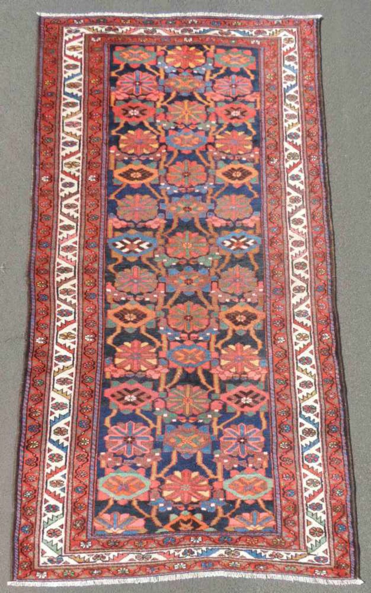 Varamin Shah Savan Perserteppich. Iran. Alt, um 1920. 308 cm x 152 cm. Handgeknüpft. Wolle auf