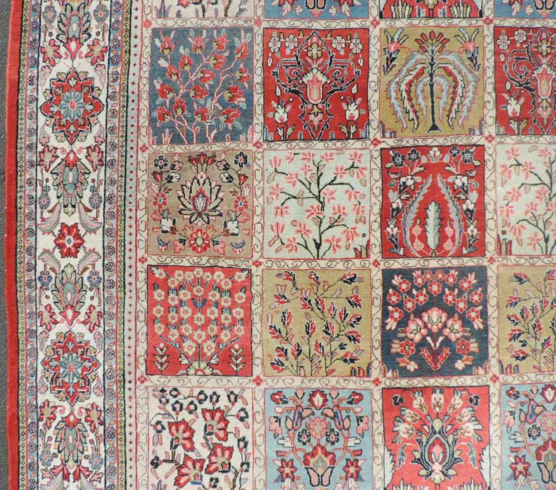 Saruk Perserteppich. Iran. Feldermuster. 354 cm x 255 cm. Handgeknüpft. Wolle auf Baumwolle. Saruk - Image 4 of 8