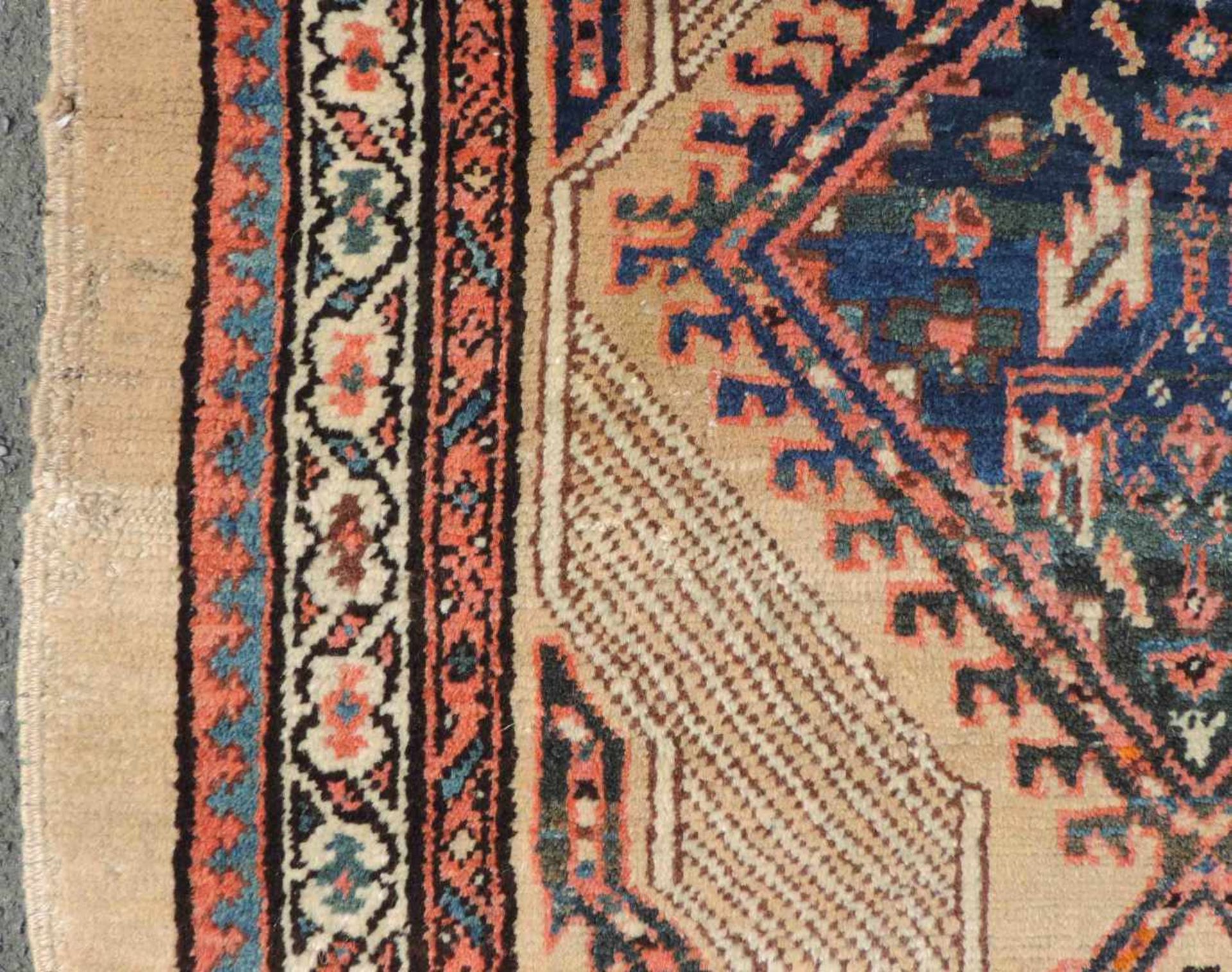 Sarab Perserteppich. Iran. Antik, um 1880. 160 cm x 91 cm. Handgeknüpft. Kamelhaar und Wolle auf - Image 6 of 8