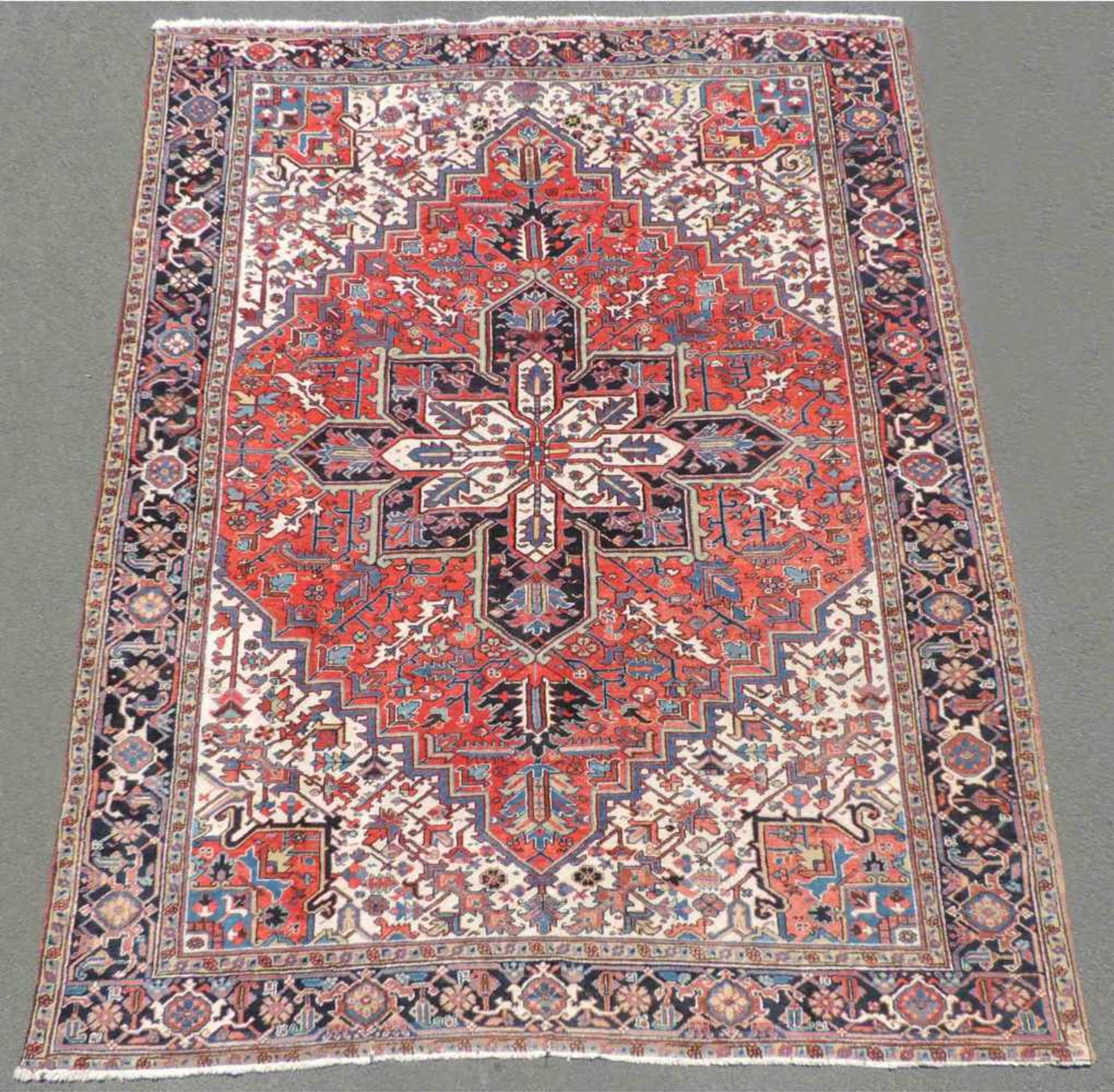Heris Perserteppich. Iran. Mitte 20. Jahrhundert. 350 cm x 256 cm. Orientteppich, handgeknüpft.