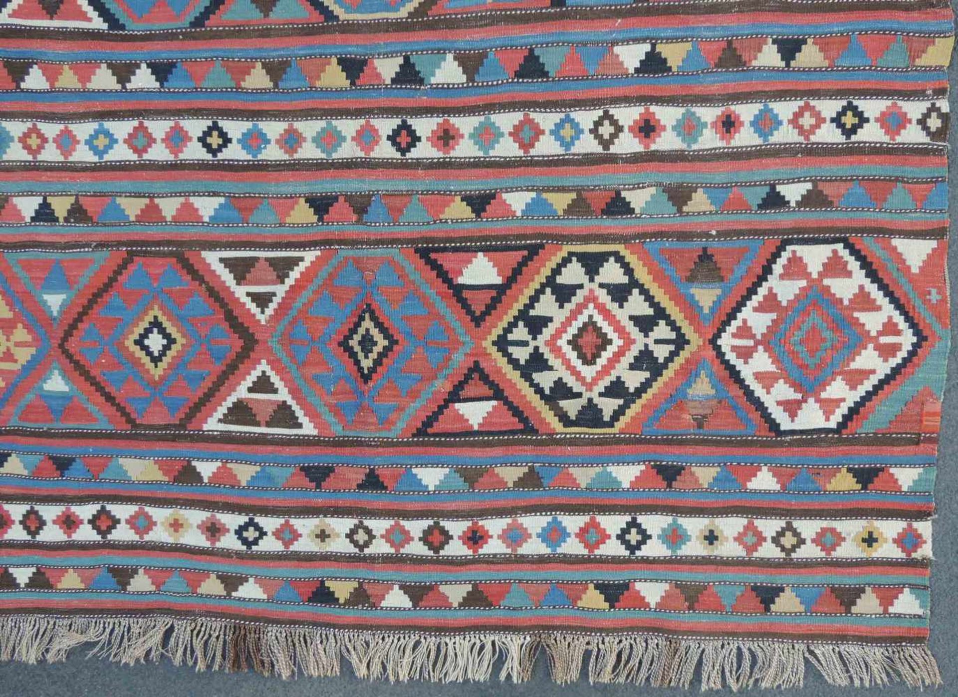 Schirwan Kelim, Dorfteppich, Kaukasus. Antik, 19. Jahrhundert. 239 cm x 179 cm. Handgewebt. Wolle - Bild 3 aus 9