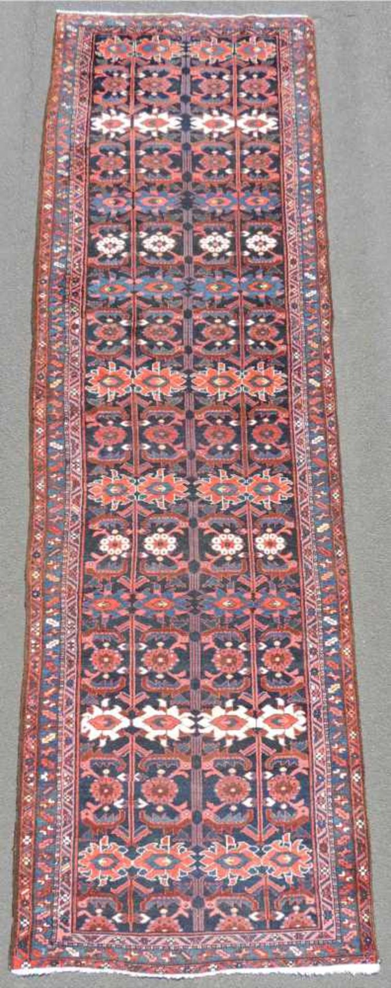 Bachtiar Perserteppich, Galerie. Iran. Alt, um 1920. 400 cm x 107 cm. Orientteppich, handgeknüpft.