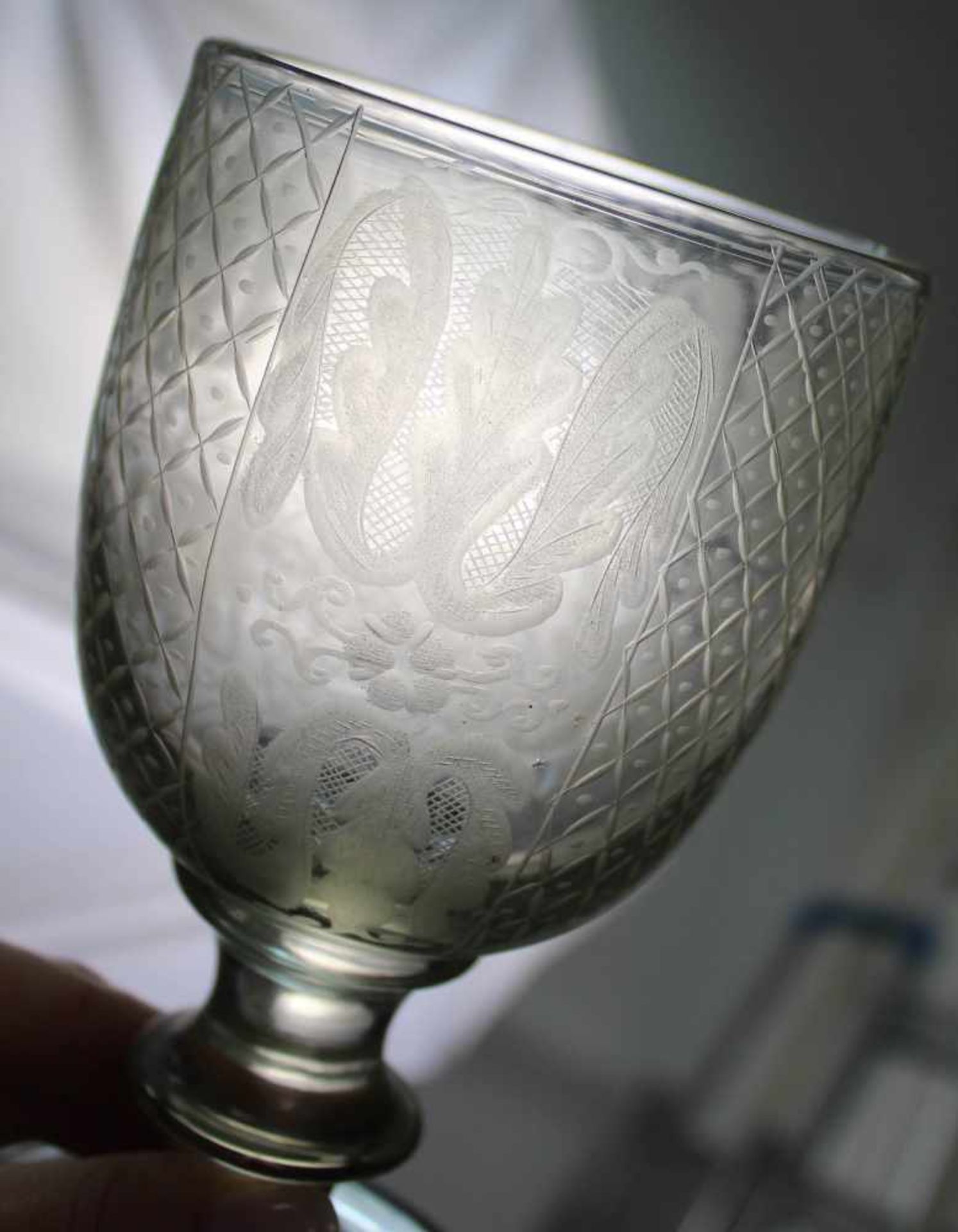 4 Glasobjekte. Eines mit Goldeinschmelzungen. Der alte Pokal, um 1800, ist 18 cm hoch. 4 glass - Image 2 of 5