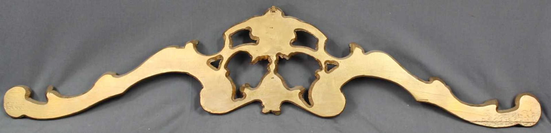 Supraporte. Holz. Geschnitzt, goldfarben gefasst. 132 cm breit. Supraporte. Wood. Carved, gold- - Image 2 of 3