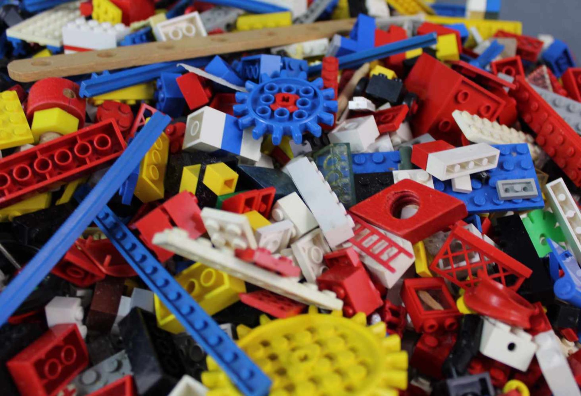 4,6 kg Lego Steine und Teile gemischt. Mindestens 4,6 kg gewogen. 4,6 kg Lego stones and parts. - Bild 3 aus 4