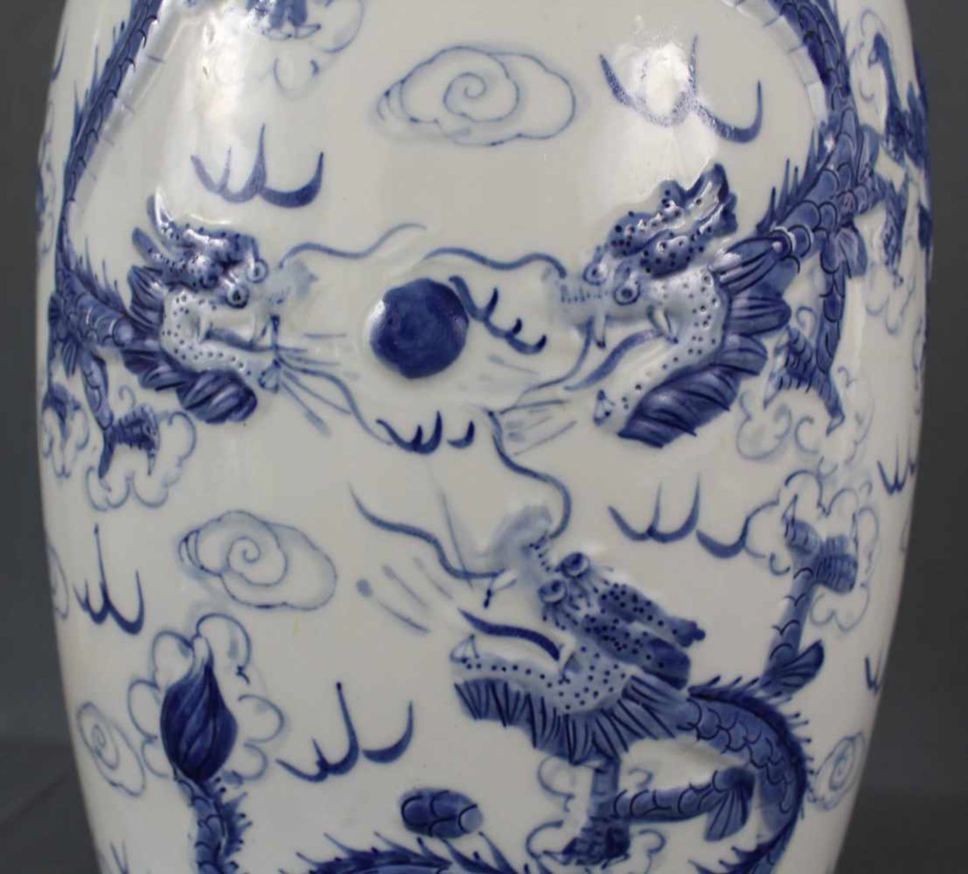 Vase. Imperialer Drache mit 4 Klauen. Wohl China, späte Qing Periode. 63 cm hoch. Porzellan blau - - Image 4 of 9