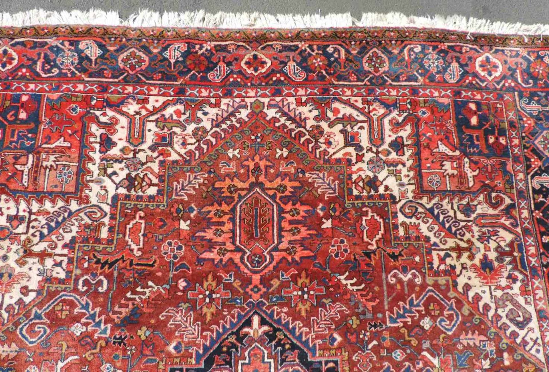 Heris Perserteppich. Iran. Alt, um 1950. 404 cm x 295 cm. Orientteppich. Handgeknüpft. Wolle auf - Bild 12 aus 12