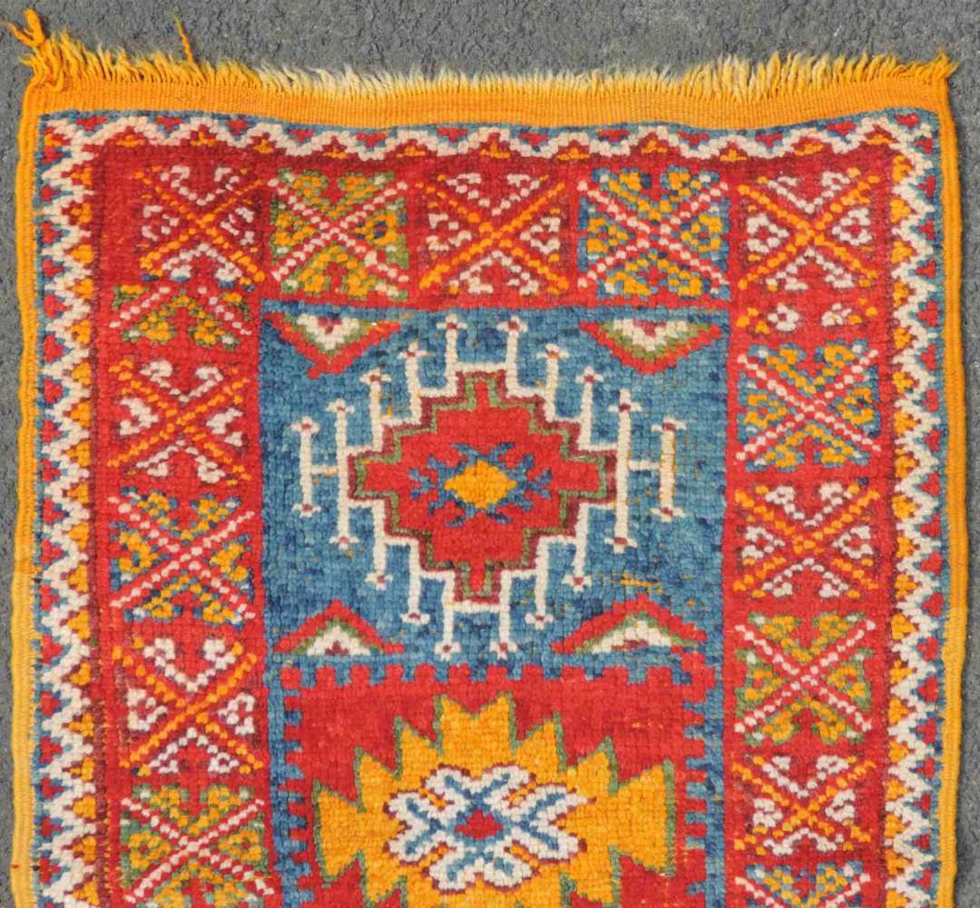 Rabat Yastik Teppich. Marokko. Alt, um 1920. 92 cm x 63 cm. Handgeknüpft. Wolle auf Wolle. Rabat - Image 3 of 4