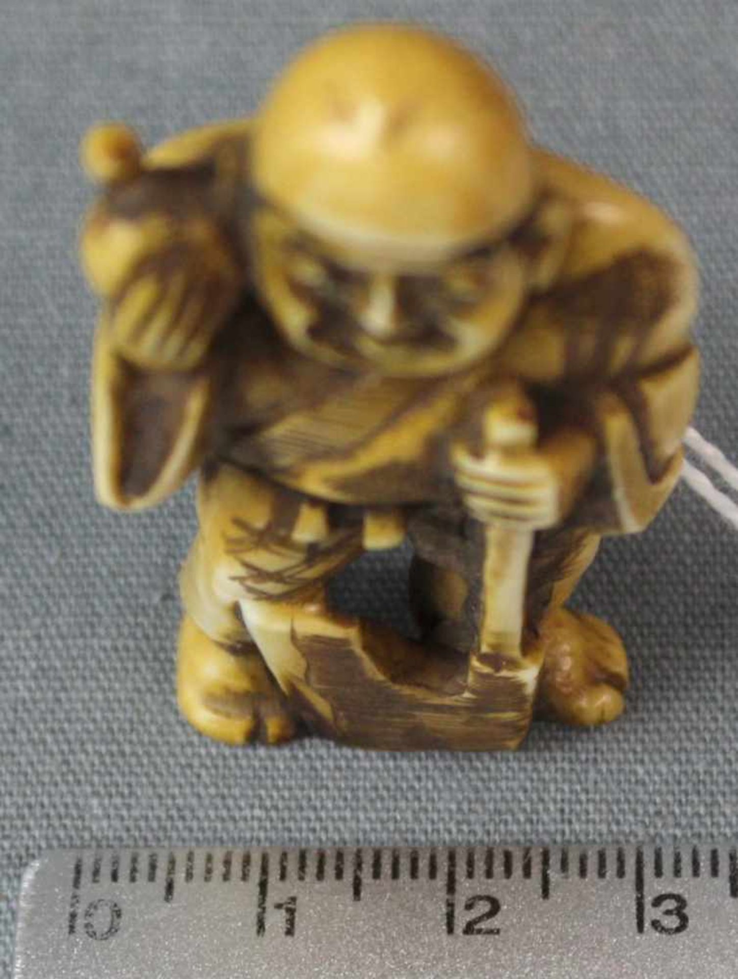 Netsuke. Reicher Bauer. Elfenbein? Geschnitzt. Japan, wohl Meiji - Zeit 1869 - 1912. 58 mm hoch. - Image 6 of 6