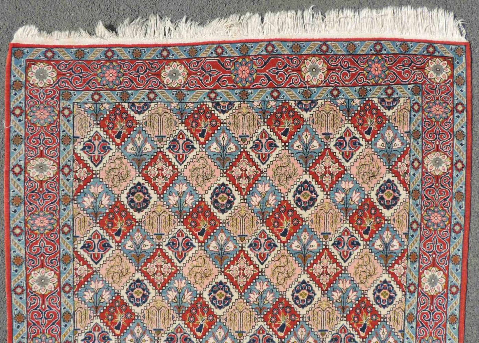 Ghom Perserteppich, Iran. Alt, Mitte 20. Jahrhundert. 208 cm x 137 cm. Orientteppich. - Bild 4 aus 6