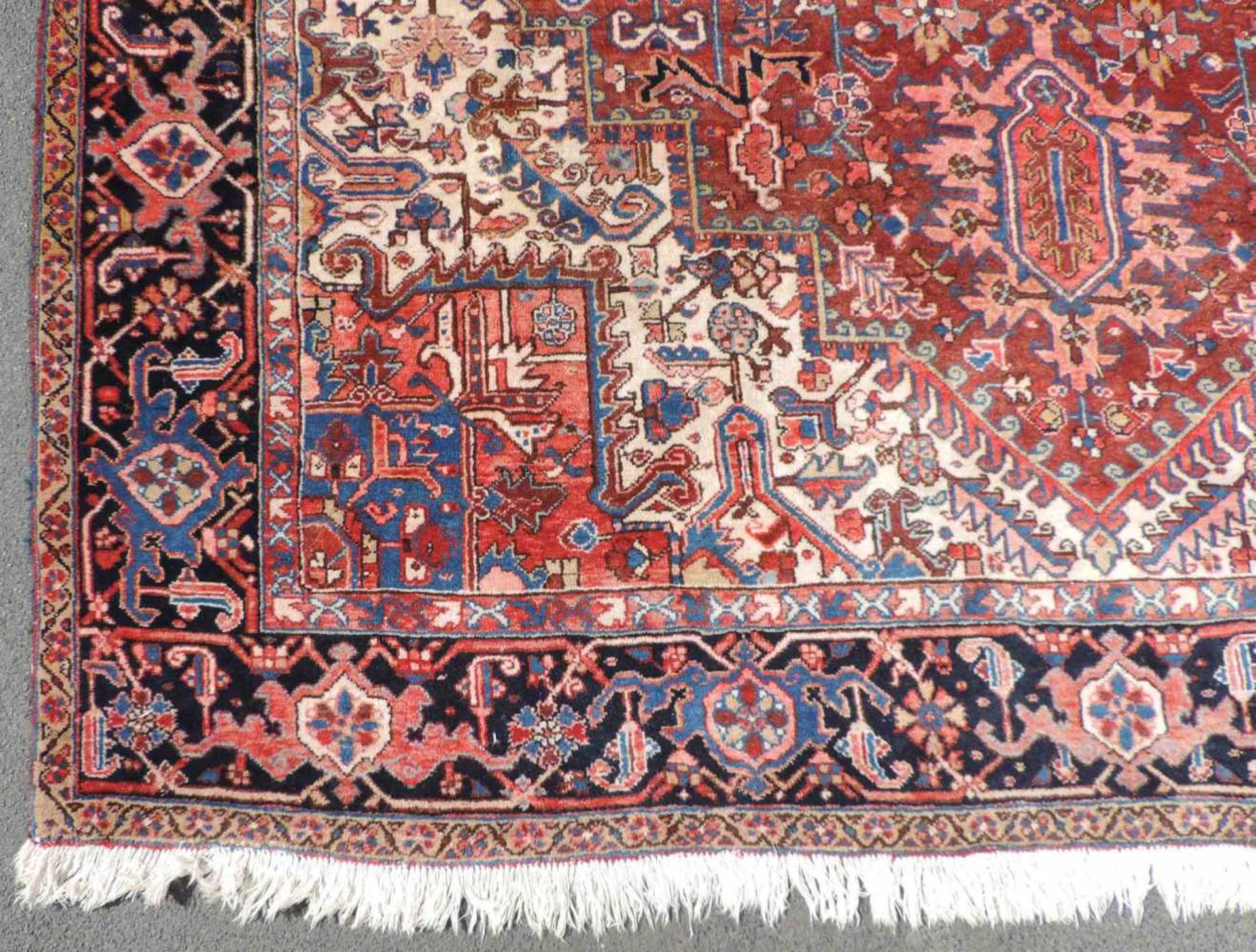 Heris Perserteppich. Iran. Alt, um 1950. 404 cm x 295 cm. Orientteppich. Handgeknüpft. Wolle auf - Bild 5 aus 12