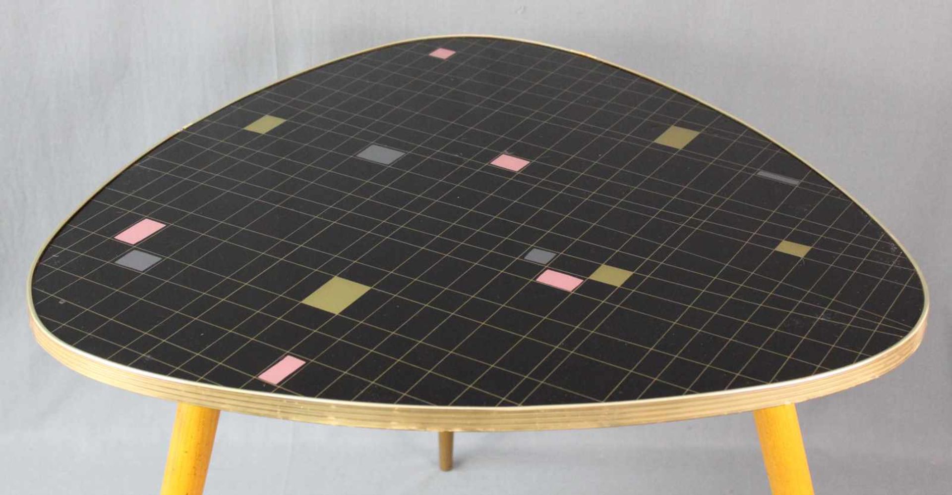 Beistelltisch, Design. Bunte Ausführung. Um 1970. 70 cm x 70 cm, 60 cm. Side table, design. 70 cm - Image 2 of 7